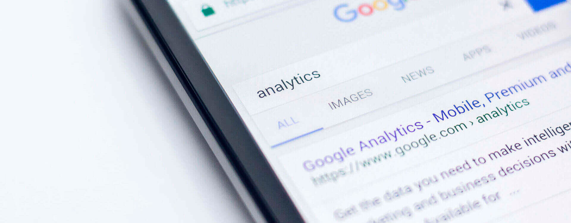 cookies-edho-pratama-2 telemóvel com uma busca google por analytics