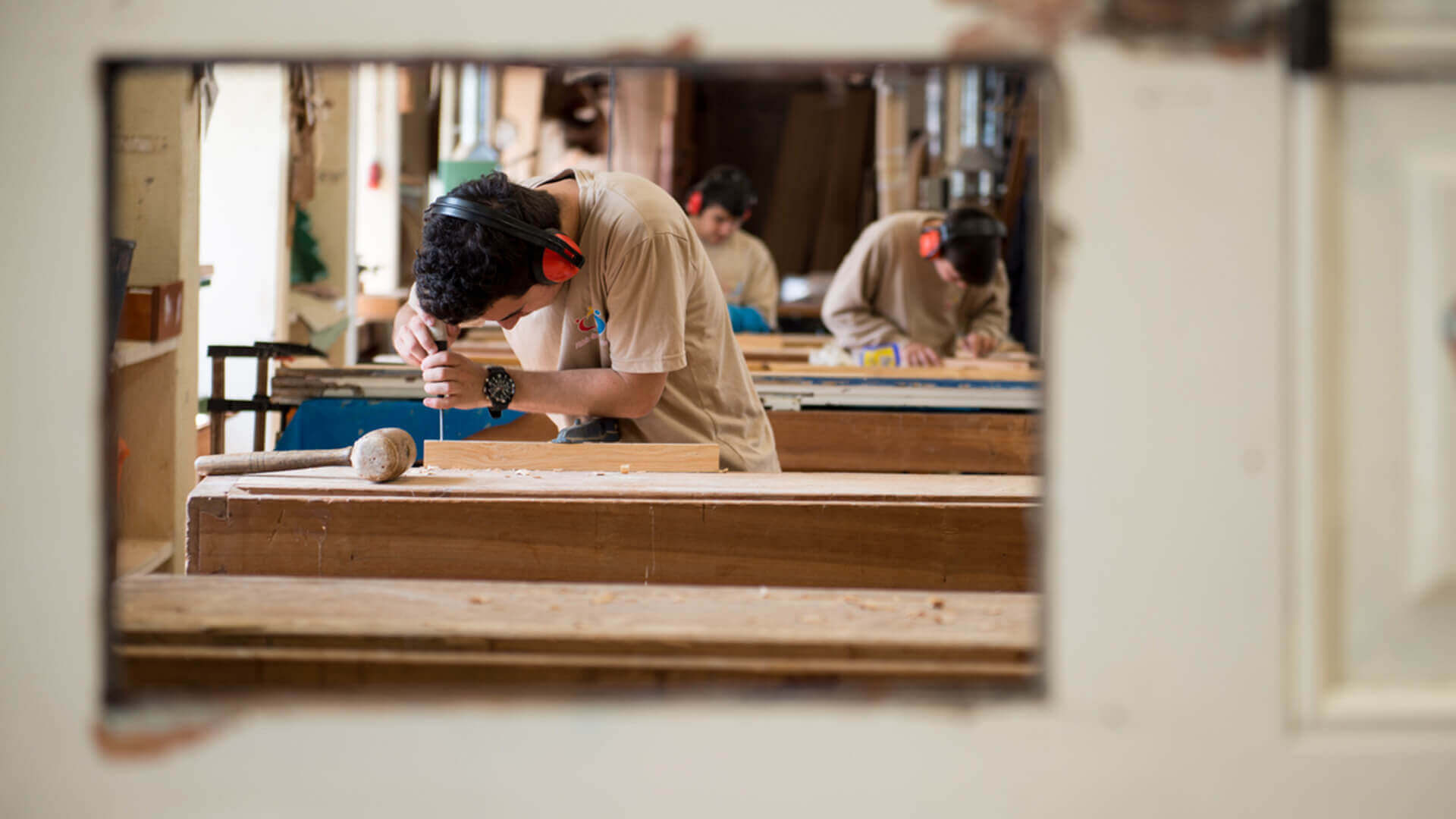 Alunos em aula de carpintaria