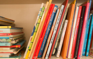 Estante com vários livros infantis