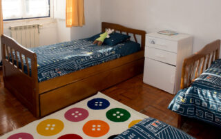 Quarto de criança com 3 camas e peluches