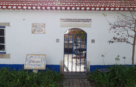 Exterior da Olaria com placas