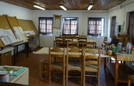 Interior da sala de olaria com vários materiais
