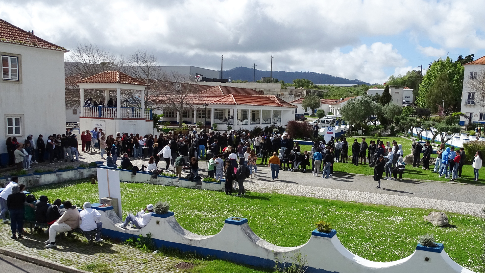 Dia do Planeta na Aldeia de Santa Isabel - Comunidade reunida em espaço exterior
