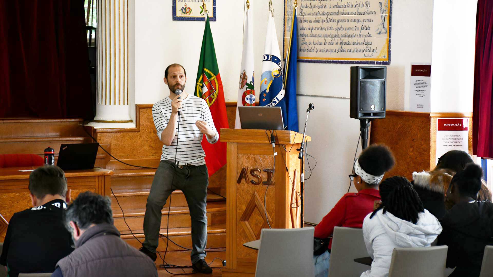 fundacao-aga-khan-02 Sérgio Xavier, da Fundação Aga Khan discursa para auditório cheio de jovens