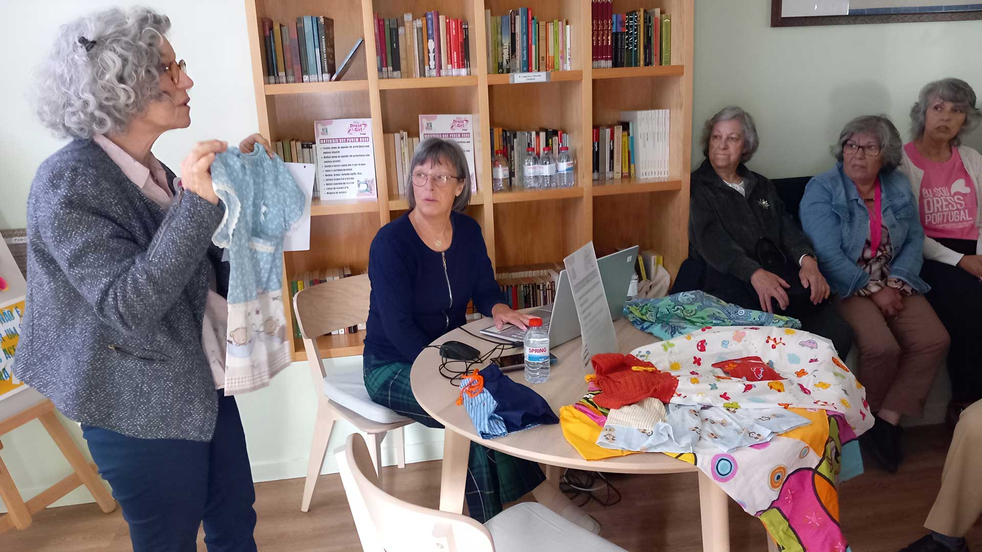 Idosos assistem a palestra da “Dress a Girl Sintra”.