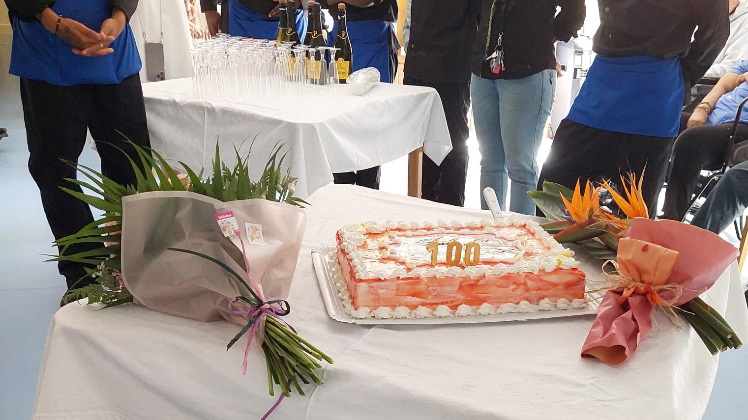 Bolo de anivesário em mesa