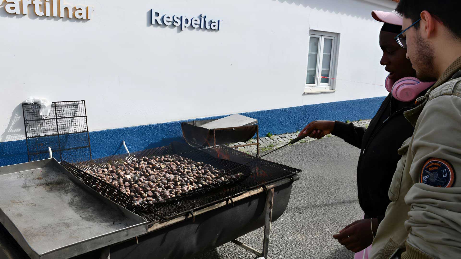 Homens assam castanhas