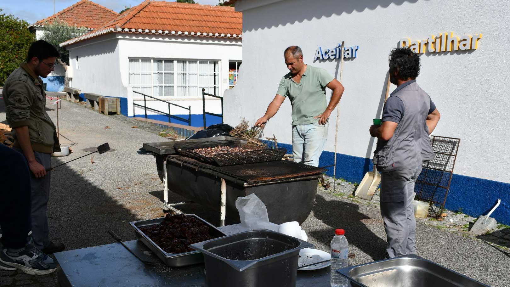 asi-s-martinho-2025-03 Homens assam castanhas