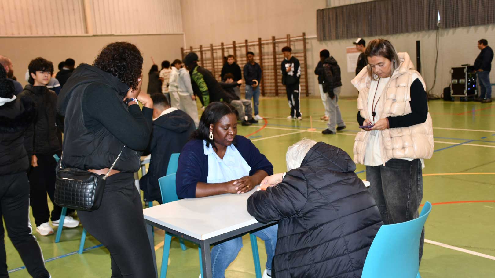 asi-s-martinho-2025-04 Idosos e jovens em jogos no pavilhão da Aldeia de Santa Isabel