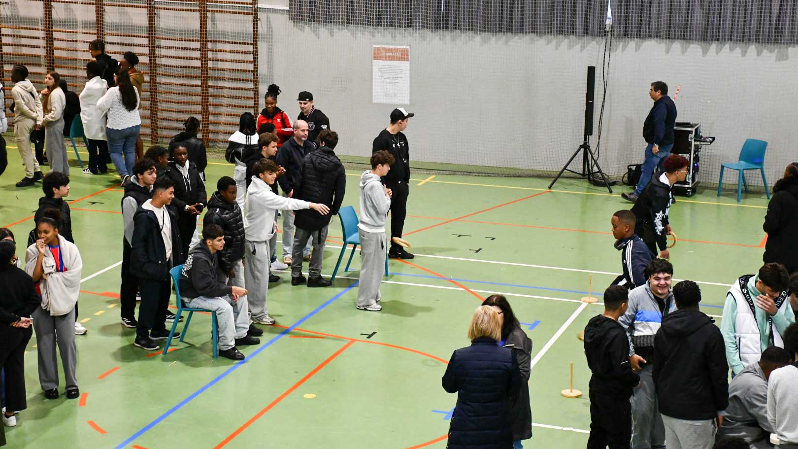 asi-s-martinho-2025-05 Idosos e jovens em jogos no pavilhão da Aldeia de Santa Isabel