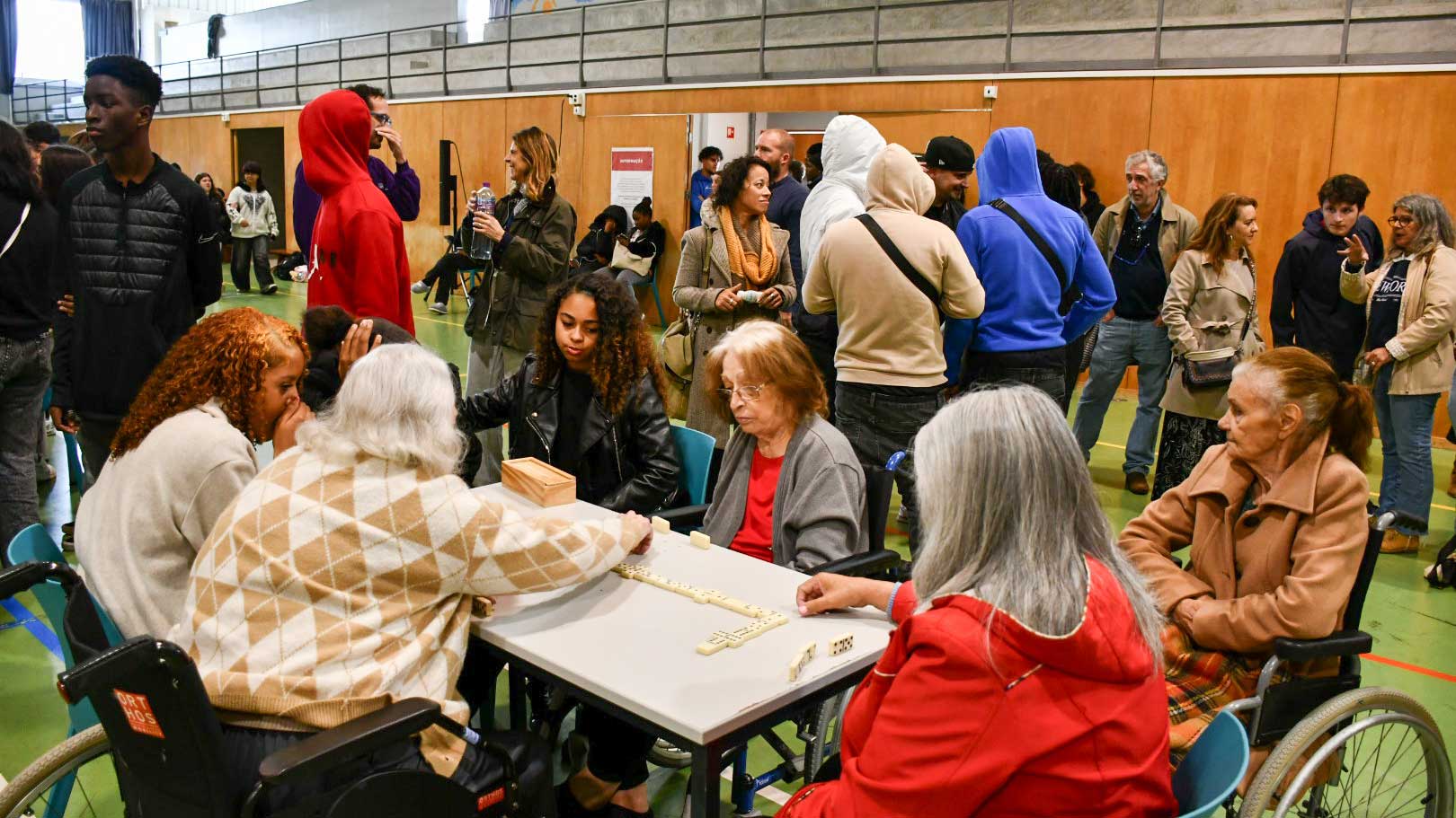asi-s-martinho-2025-06 Idosos e jovens em jogos no pavilhão da Aldeia de Santa Isabel