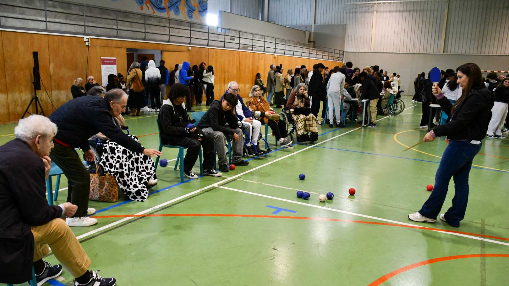 asi-s-martinho-2025-07 Idosos e jovens em jogos no pavilhão da Aldeia de Santa Isabel