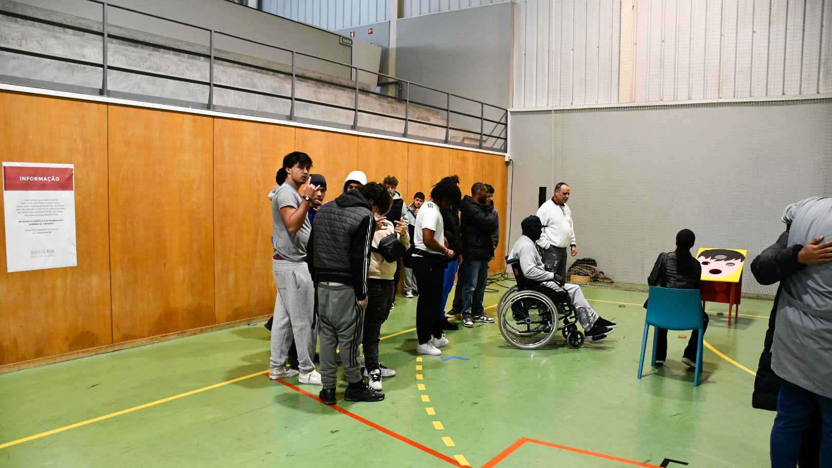 asi-s-martinho-2025-08 Idosos e jovens em jogos no pavilhão da Aldeia de Santa Isabel
