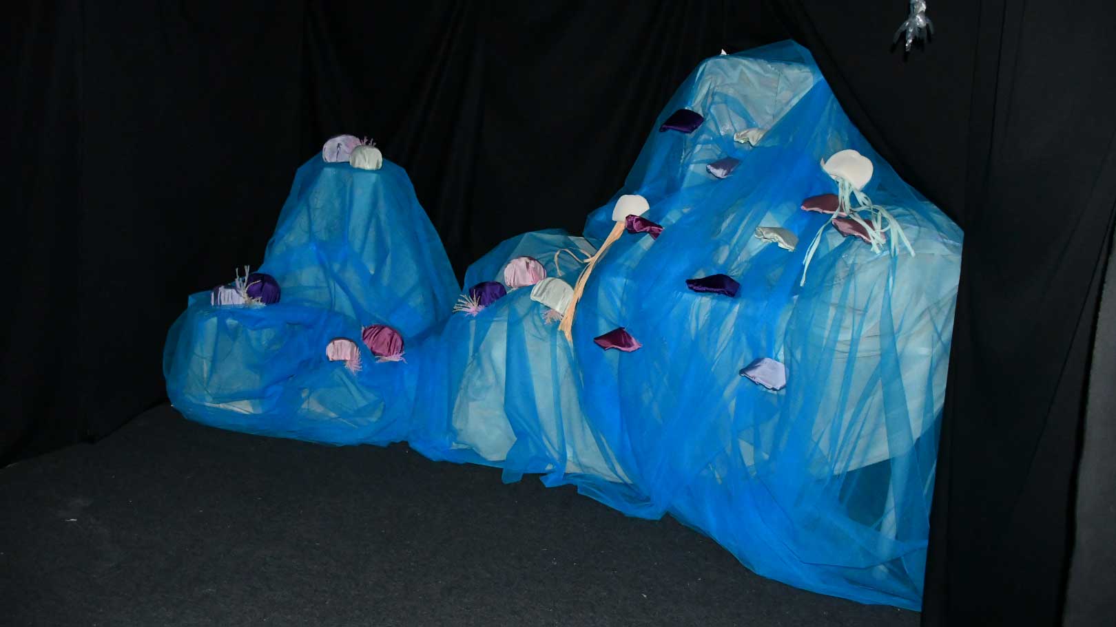 bandeira-verde-04 Obra com sacos de plástico da exposição “Mar e Sustentabilidade”