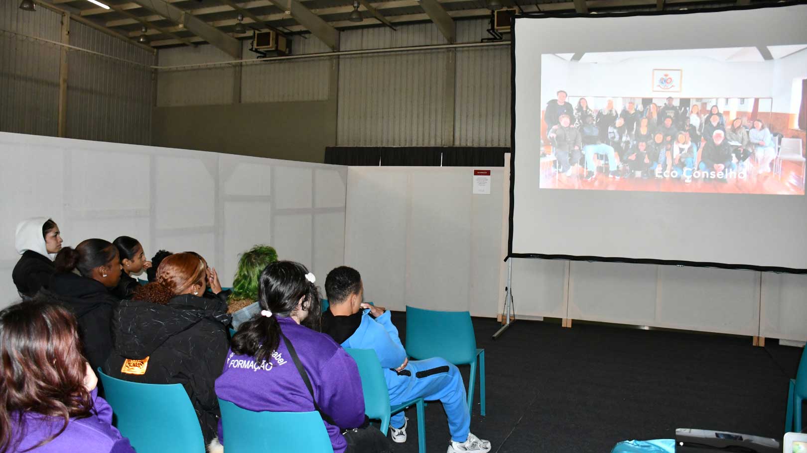 bandeira-verde-07 Estudantes recebem formação em sala com projeção de vídeo