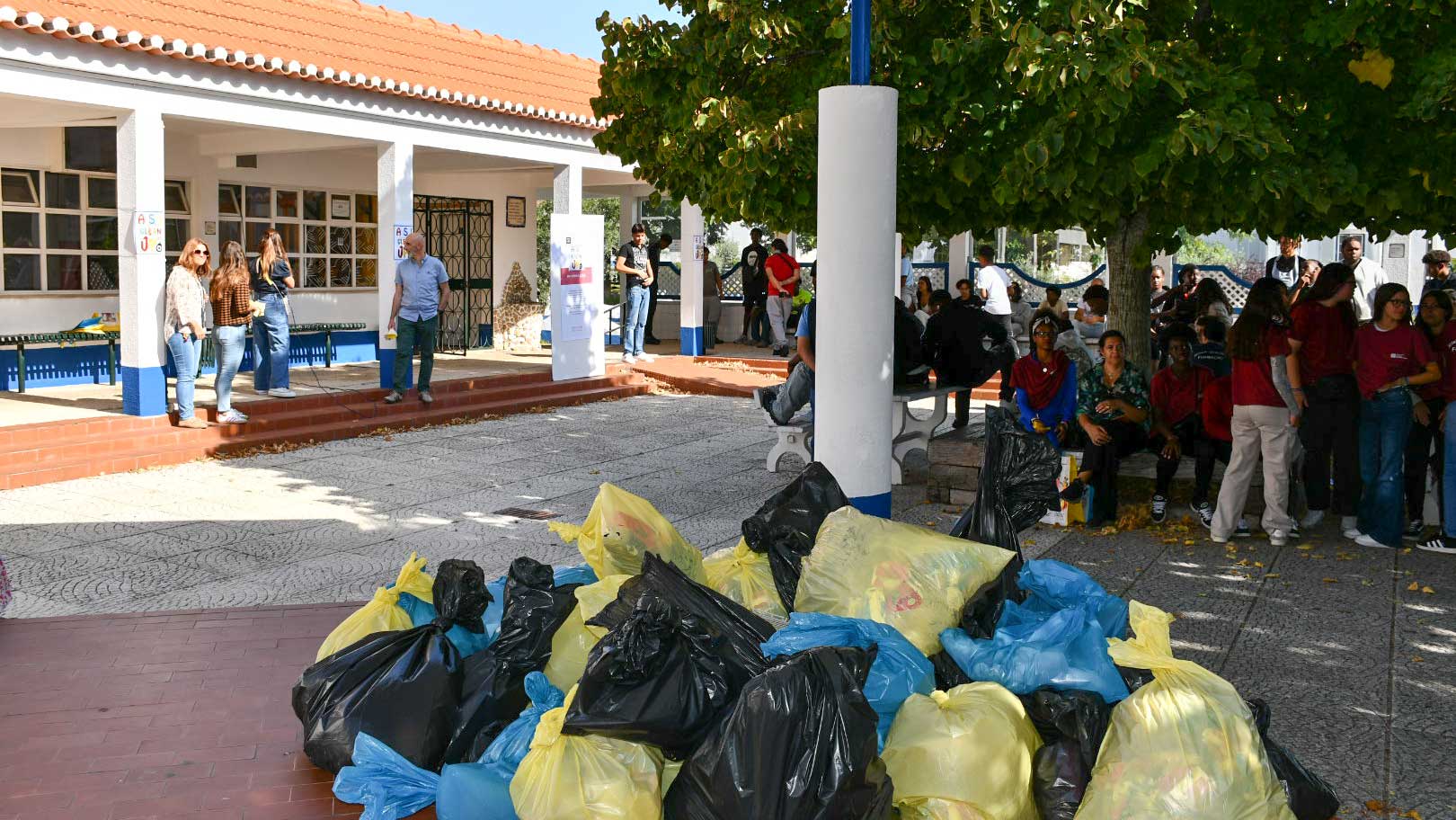 bandeira-verde-10 Estudantes reunem sacos de lixo após limpeza da ASI
