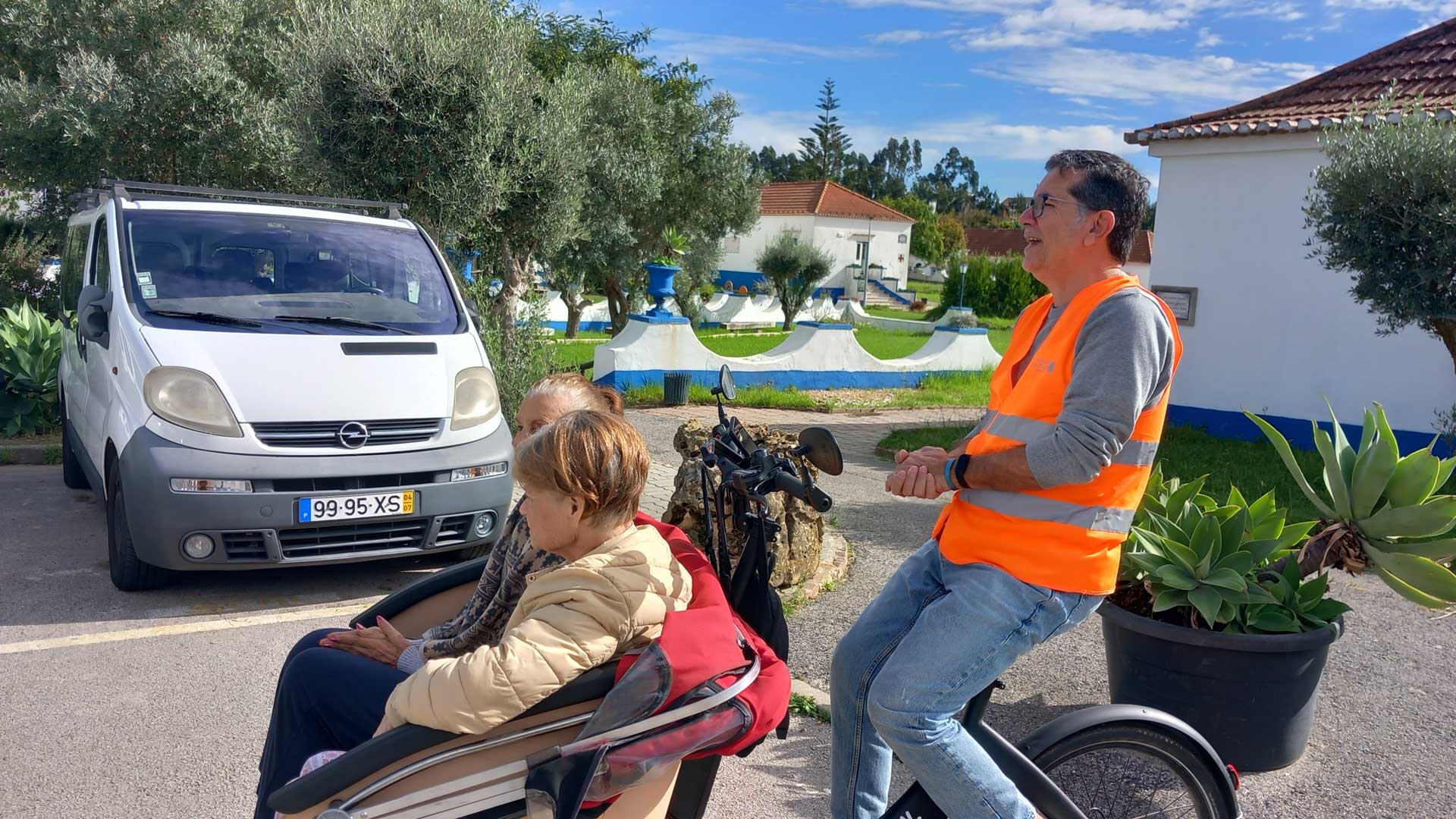 Idosos passeiam de Trishaw (bicicleta adaptada com três rodas)