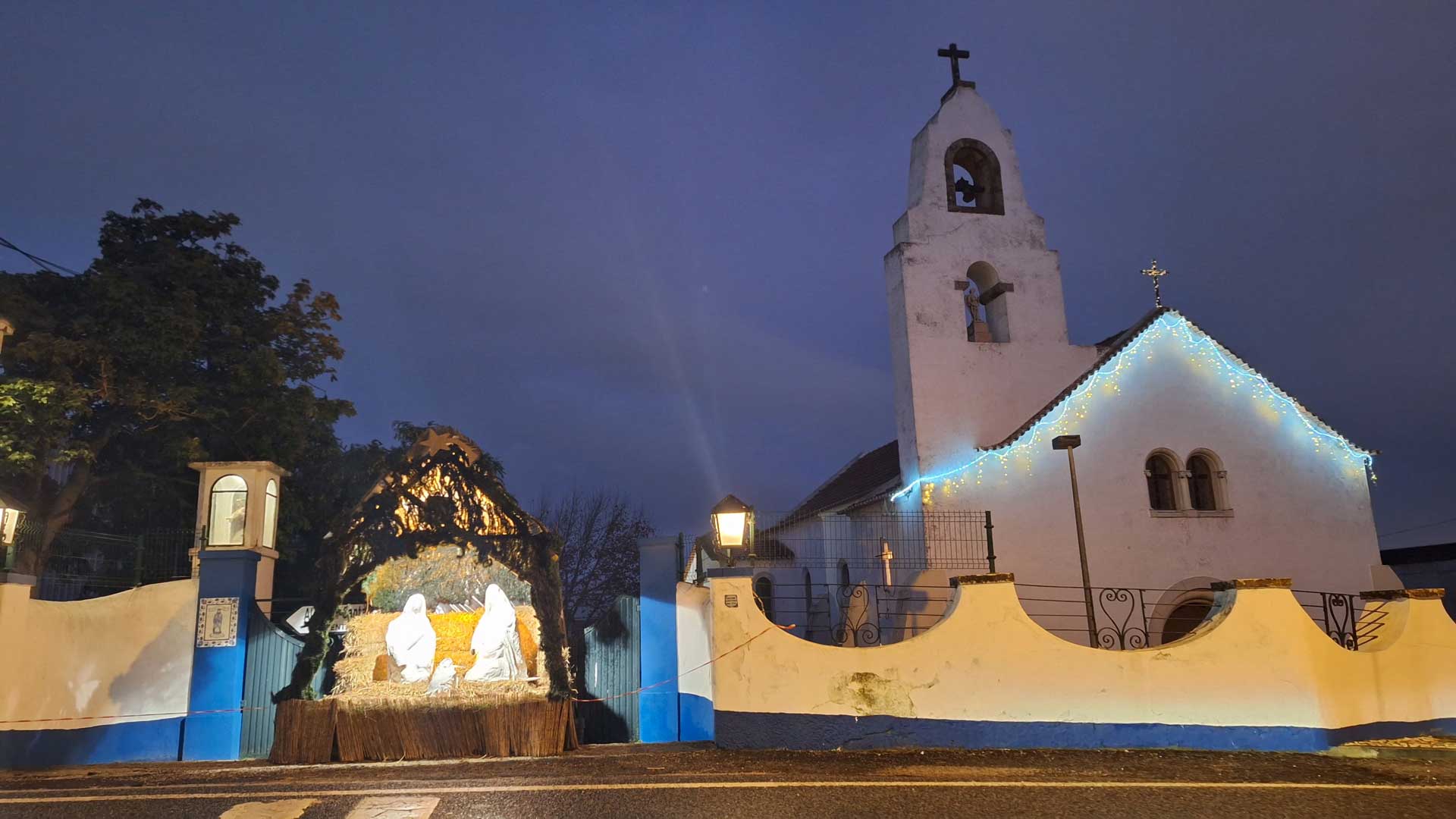 Igreja da ASI iluminada para o Natal