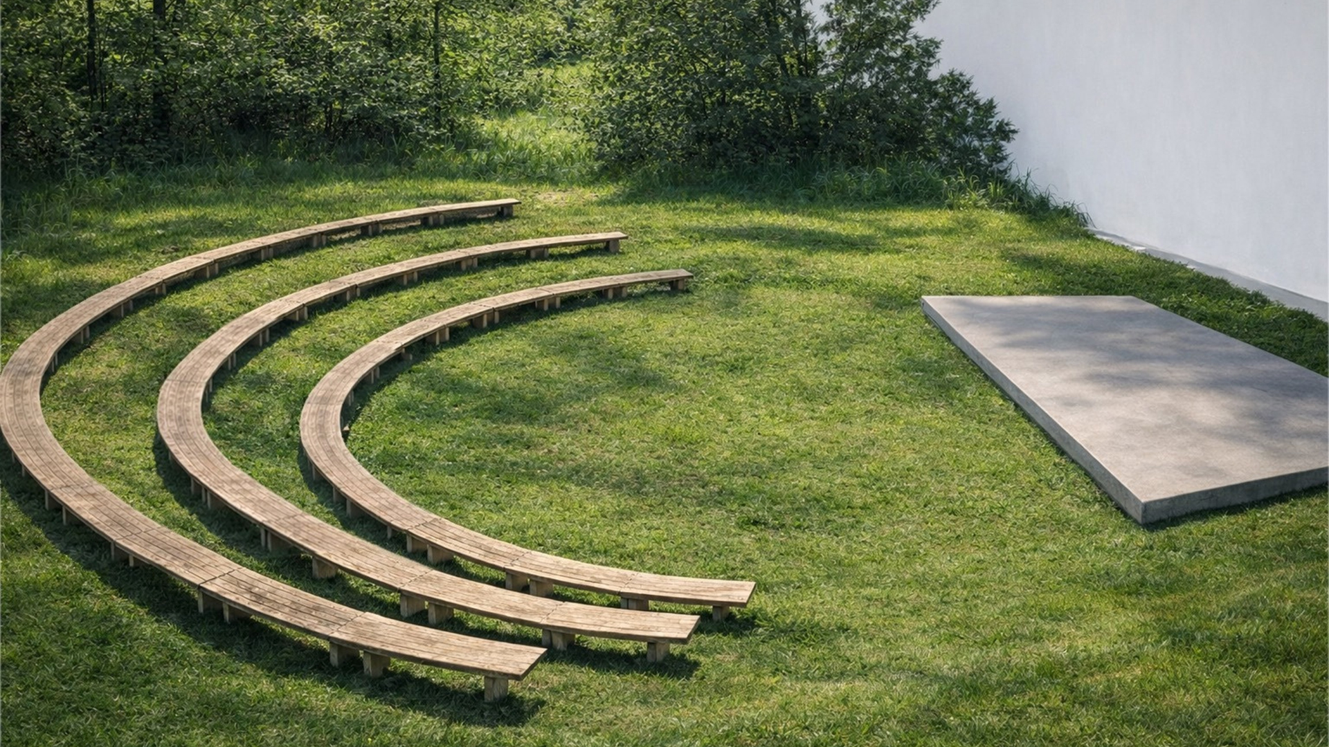 Anfiteatro ao ar livre com bancos de madeira
