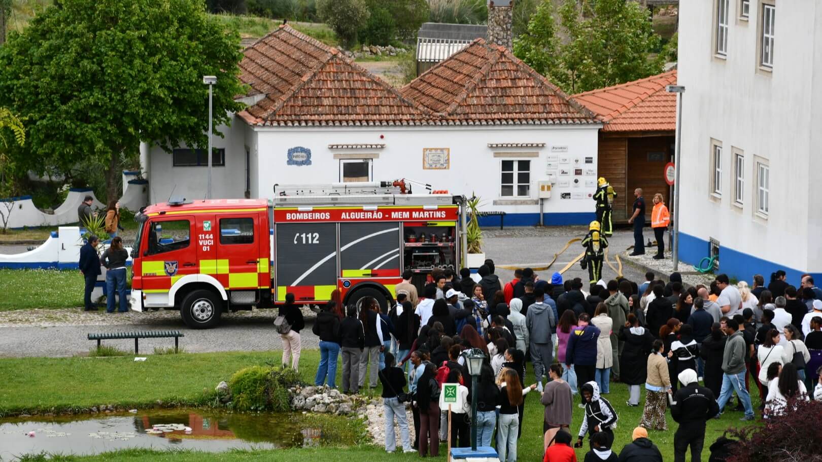 Camião dos bombeiros na ASI em simulacro com vários jovens presentes