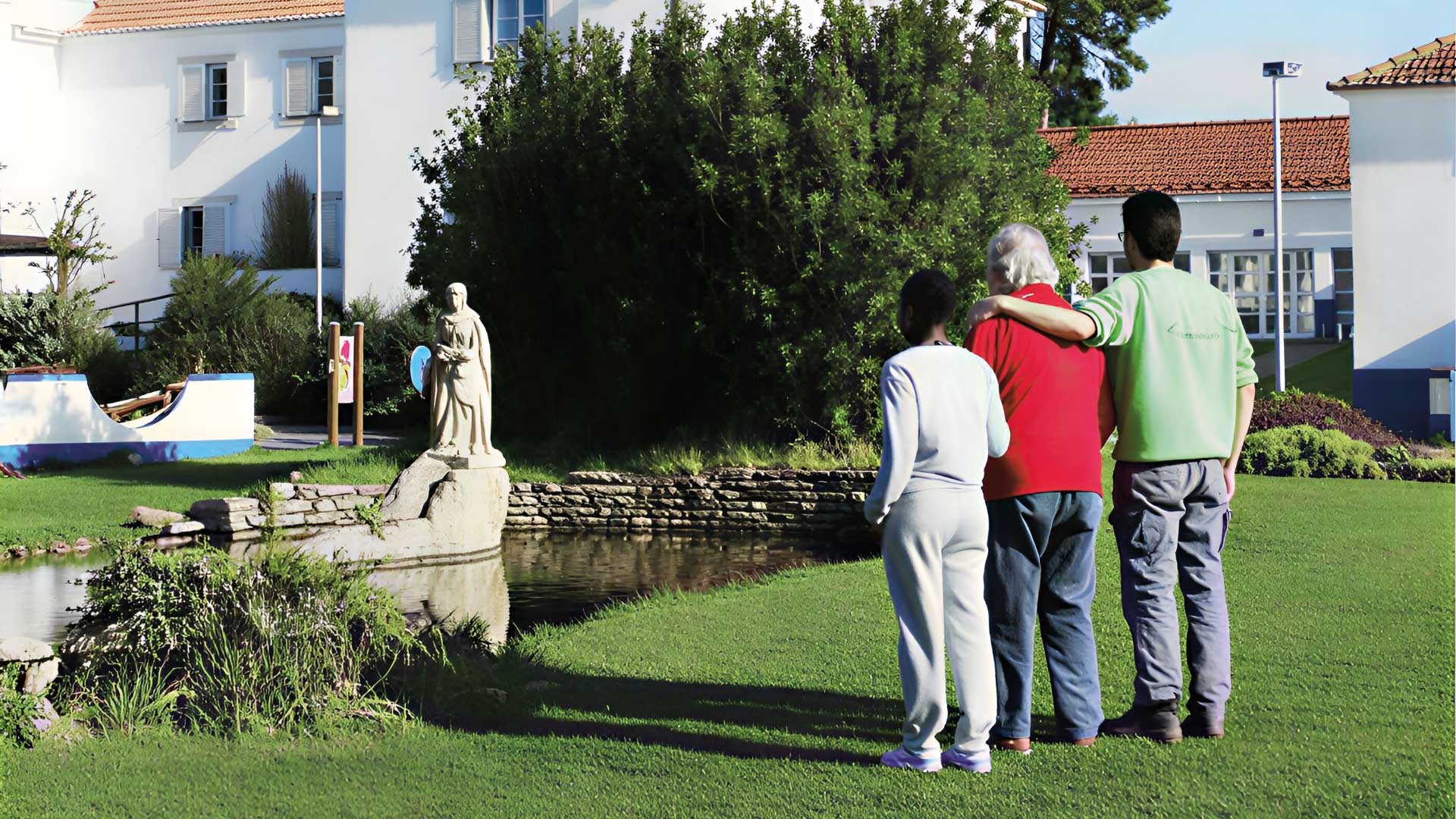 Grupo de pessoas no Jardim da Aldeia de Santa Isabel