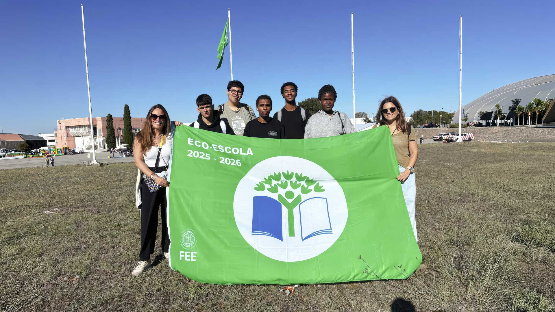 Fomadores e formandos seguram bandeira do Galardão Eco-Escolas na Base Aérea de Sintra